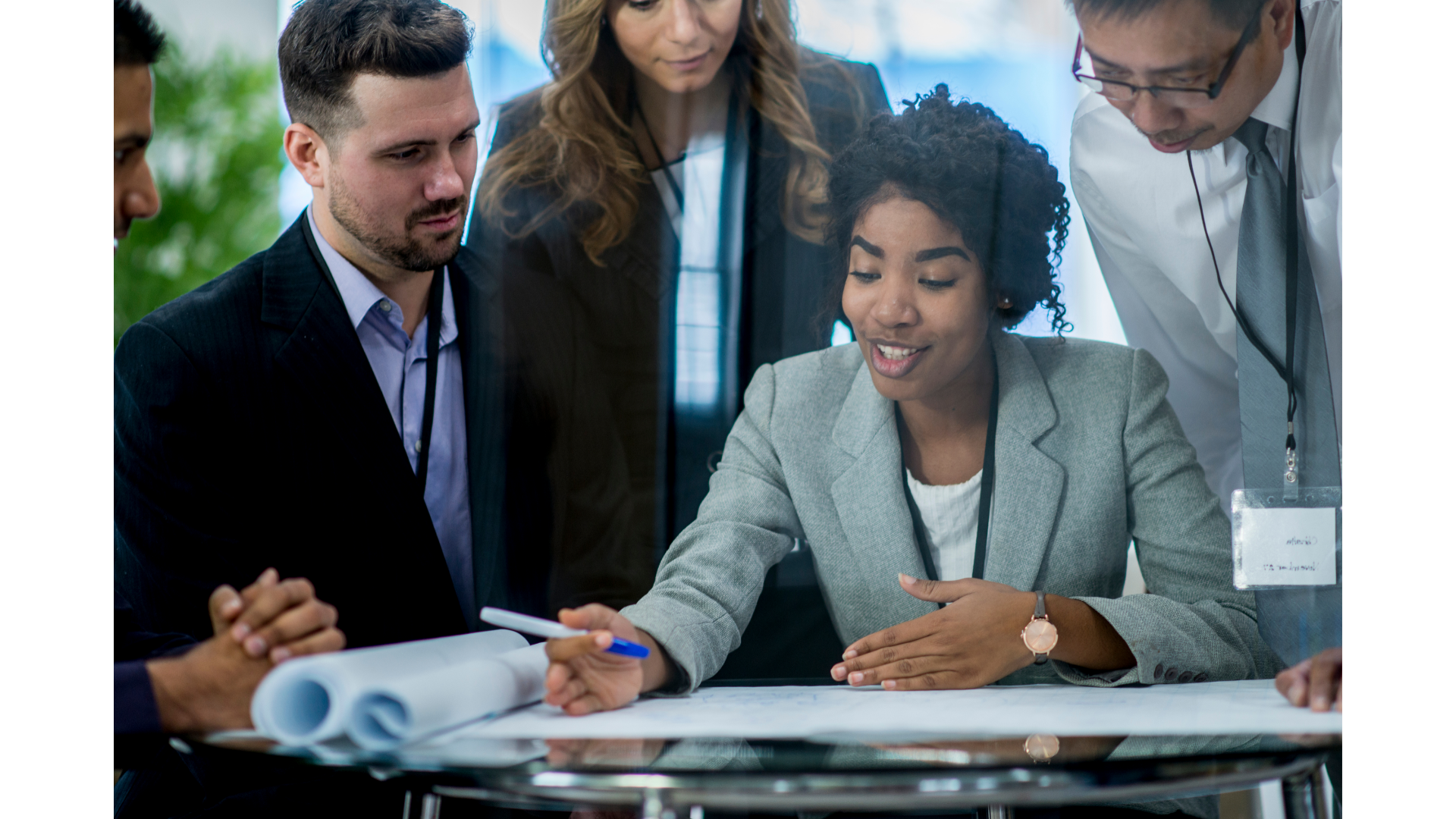 Équipe qui prépare un dossier de création d'entreprise